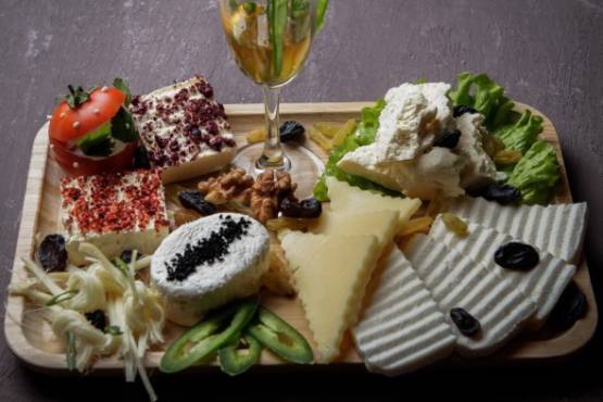 Kaas Schotel (Peynir Tabağı)